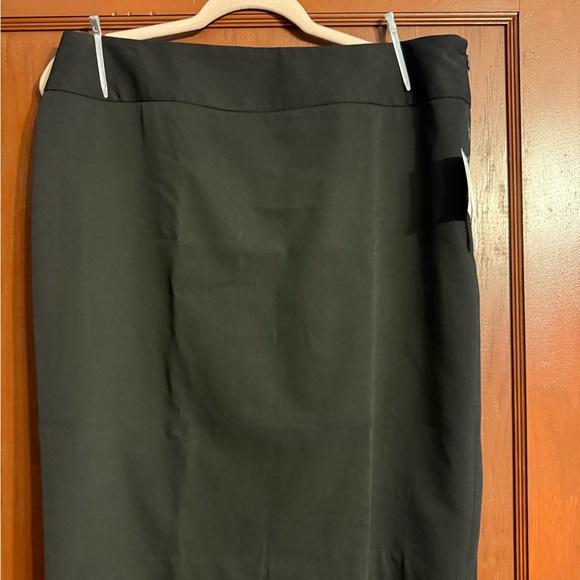 Liz Claiborne Dresses & Skirts - Liz Claiborne Classic Black Pencil Skirt